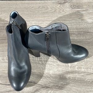 Brand New Women’s TSUBO Troain Black Leather Zip Up High Heel Ankle Booties